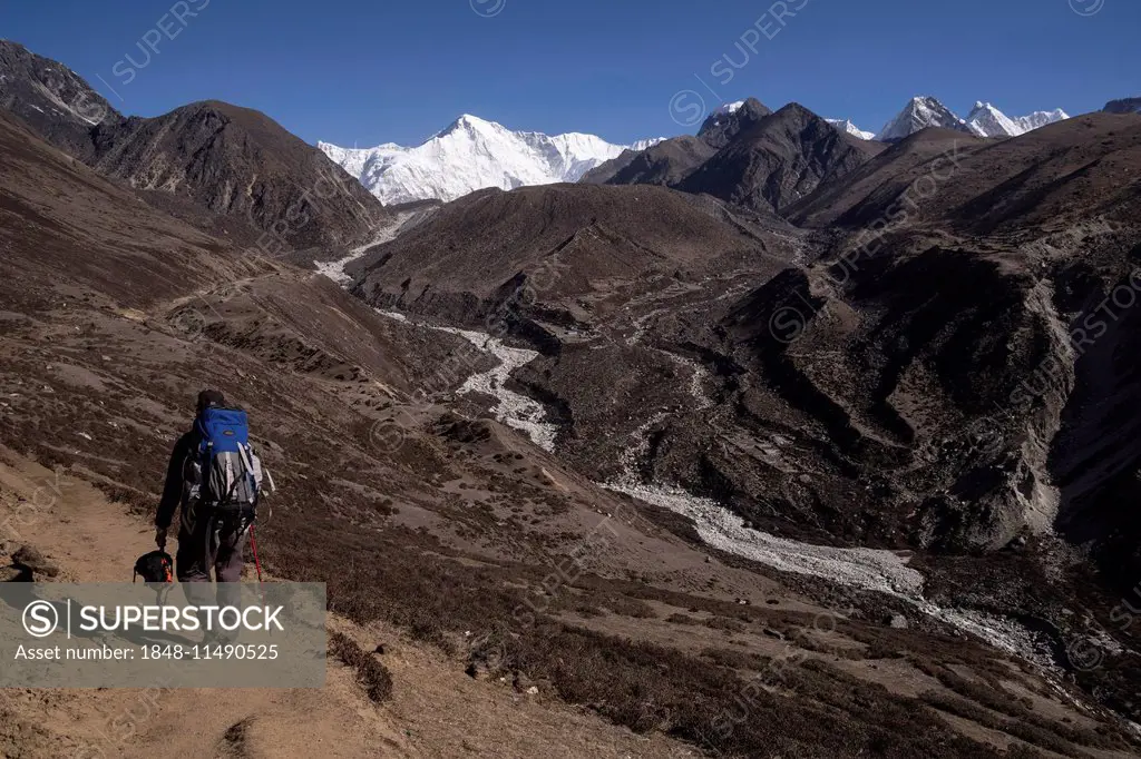 Hikers in the Gokyo valley, behind Cho Oyu mountain, Khumbu, Solukhumbu District, Mount Everest Region, Nepal