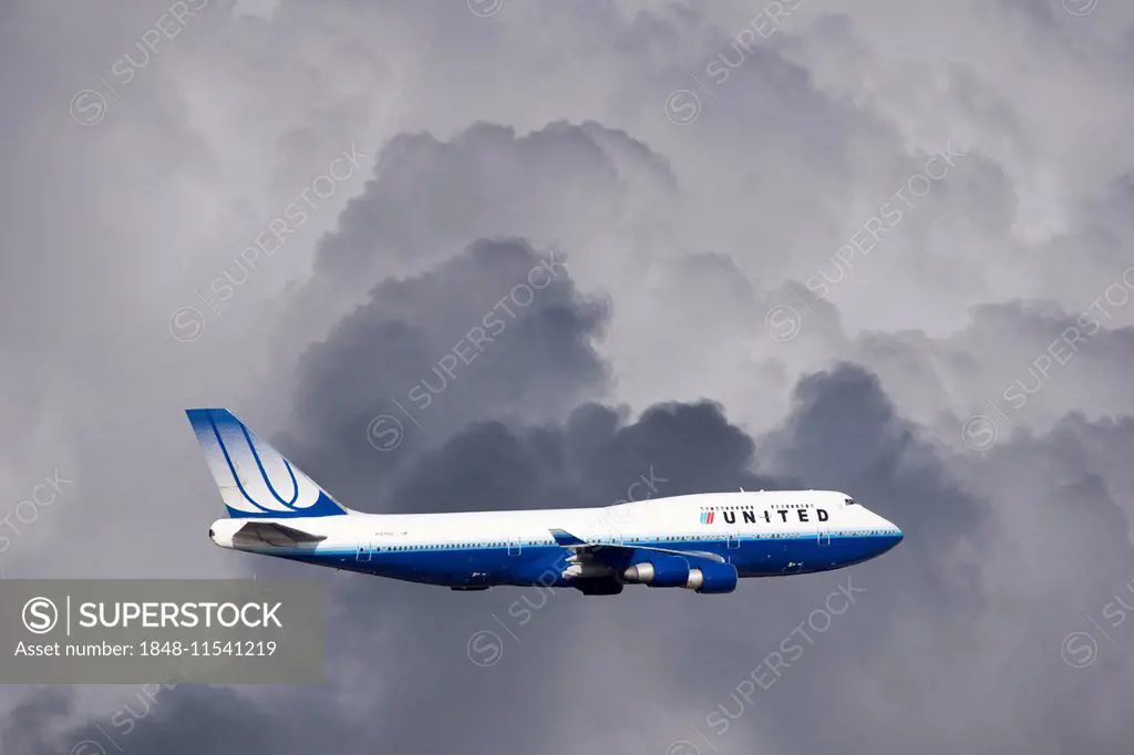 United Airlines Boeing 747-422 N104UA in flight during a thunderstorm