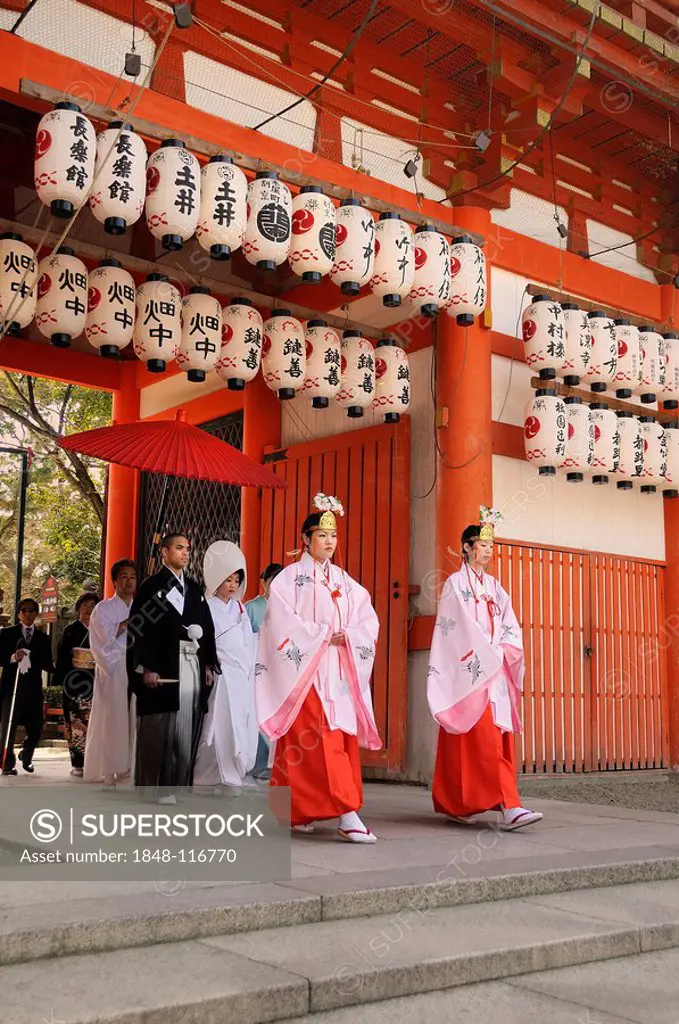 Entry of the bridal procession at a Shinto wedding, walking through the shrine gate, entering the shrine, led by mikos, Yasaka Shrine, Maruyama Park, ...