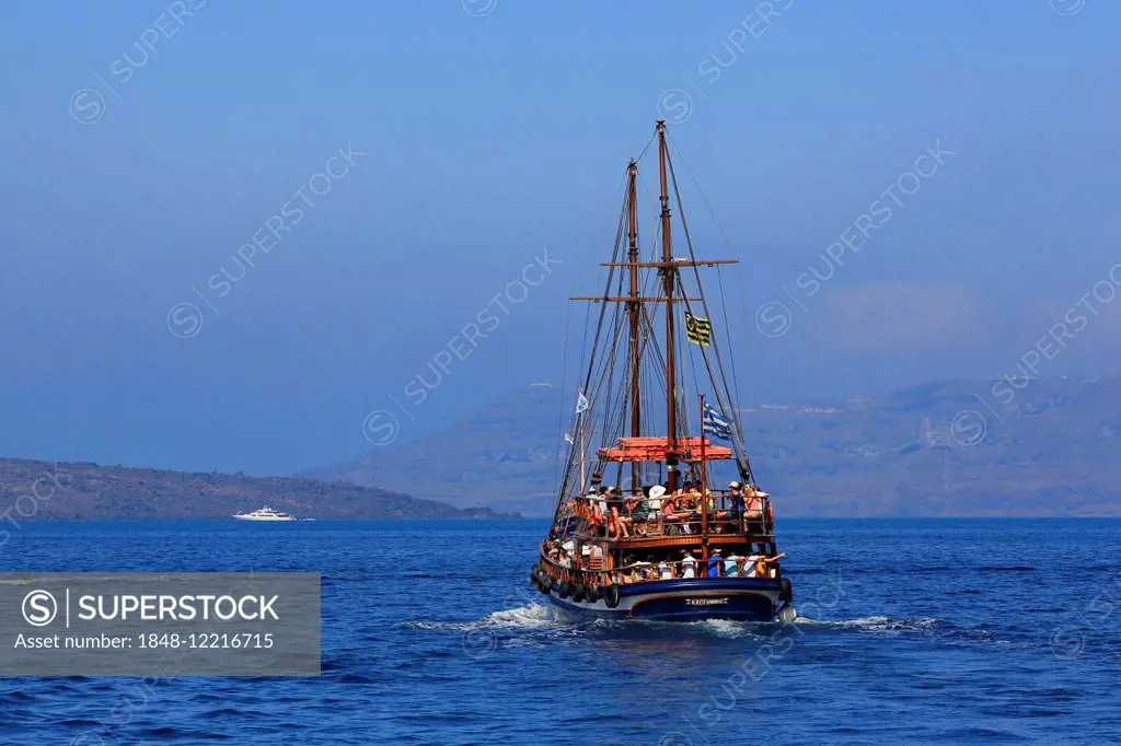Excursion boat with tourists, from Thira to the volcanic island of Nea Kameni, Santorini, Cyclades, Aegean Sea, Greece