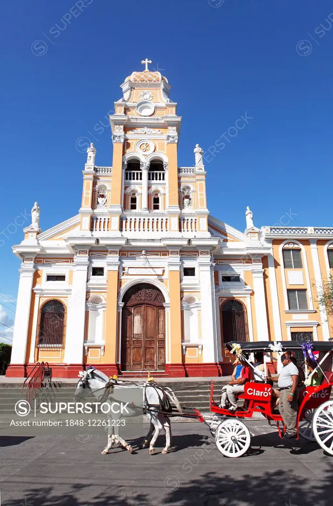 Iglesia de Xalteva church, a horse-drawn carriage at the front, Granada, province of Granada, Nicaragua