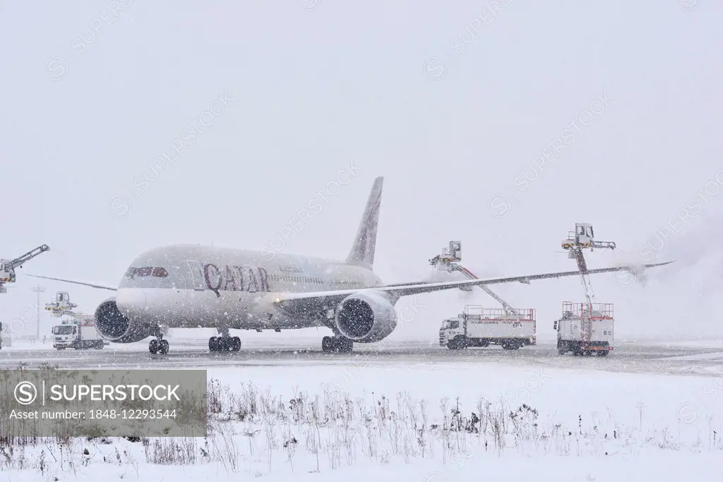 Aircraft, Qatar Airways, Dreamliner, Boeing B 787 defrosting during snowfall, Airport Munich Franz Josef Strauss, MUC, EDDM, Munich, Upper Bavaria, Ba...