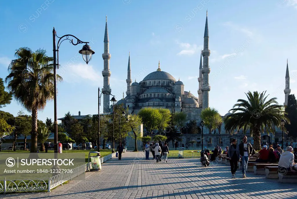 Blue Mosque, and Sultan Ahmed Mosque, Sultan Ahmet Camii, UNESCO World Heritage Site, European side, Istanbul, Turkey