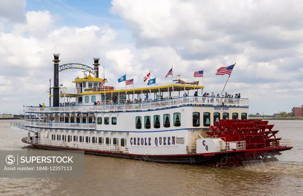 Paddle steamer on the Mississippi River, New Orleans, Louisiana, United States