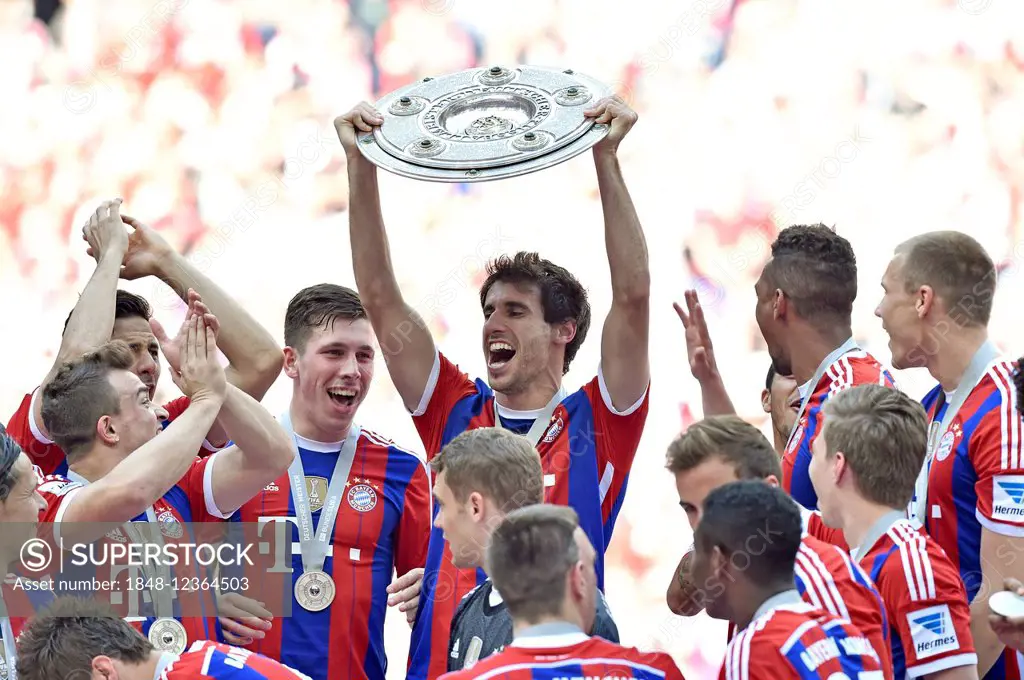 Championship celebration, Javier Martinez with championship trophy, joy at FCB, FC Bayern is 24. German champion, Allianz Arena, Munich, Upper Bavaria...