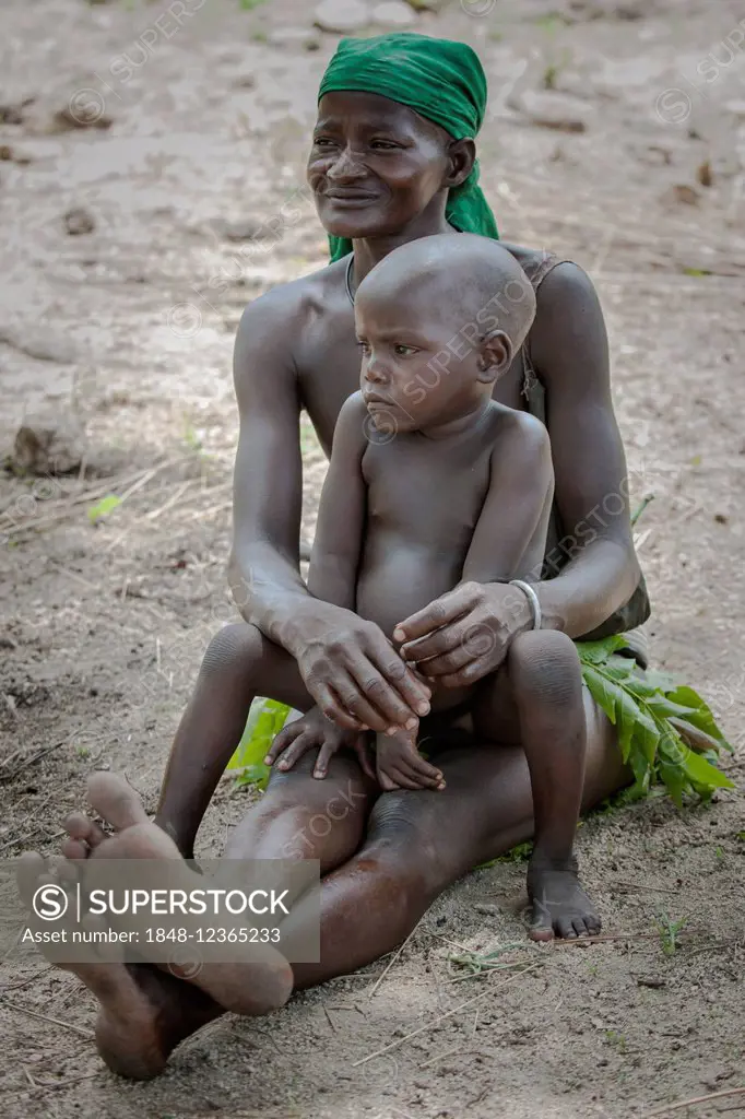 Woman and child of the Koma people, the animistic people live in the Alantika Mountains, Wangai, North Region, Cameroon
