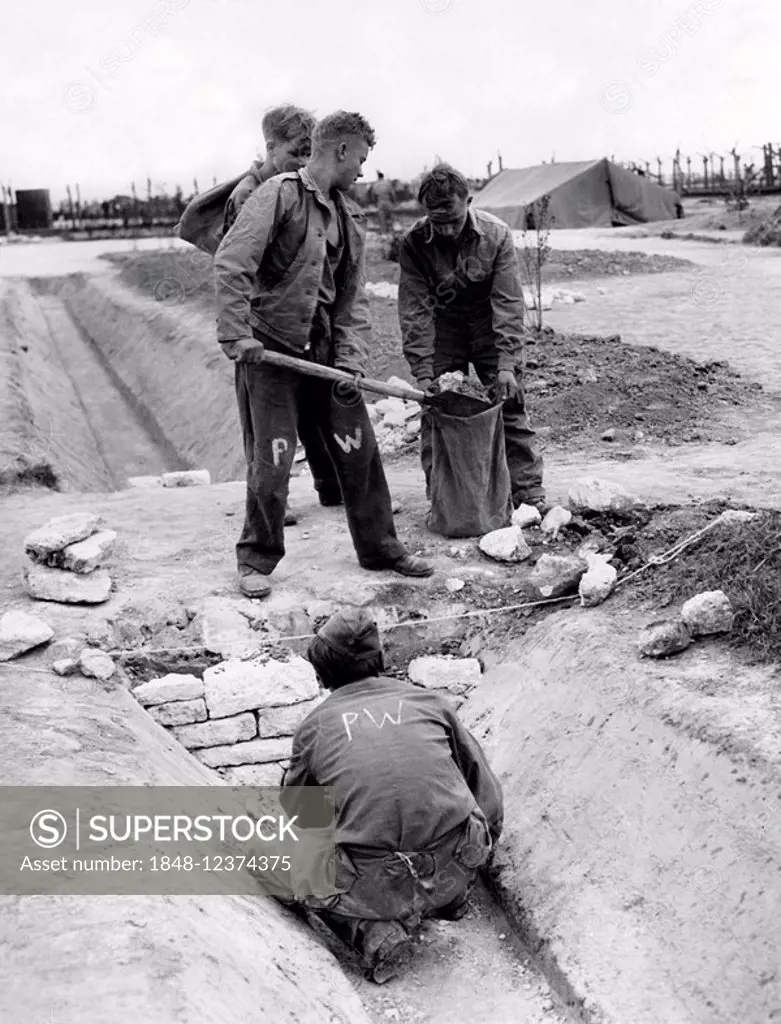 Four prisoners of war working, PW, abbreviation of prisoner of war, historical photo, 1945, Holland, Europe