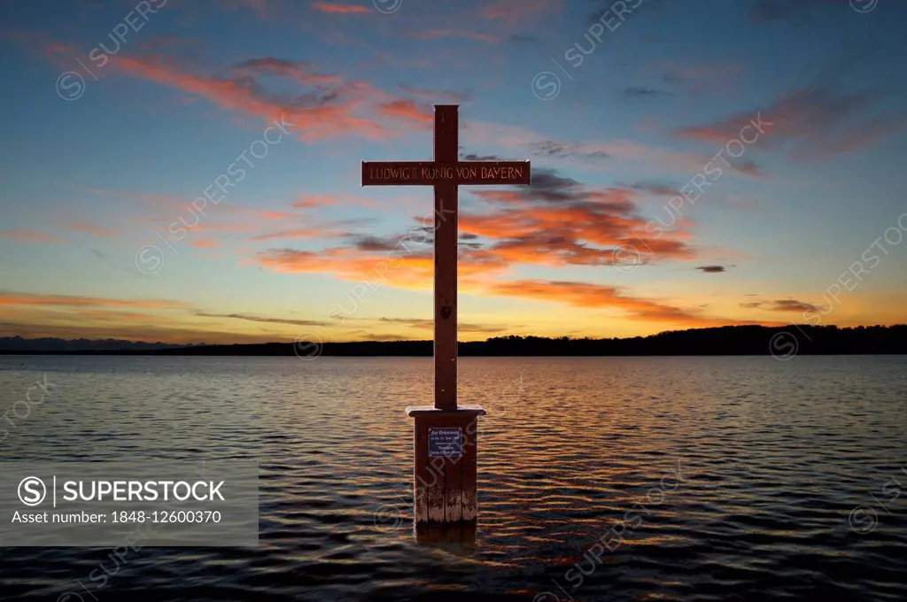 King Ludwig II memorial cross in Lake Starnberg, Berg, Upper Bavaria, Bavaria, Germany