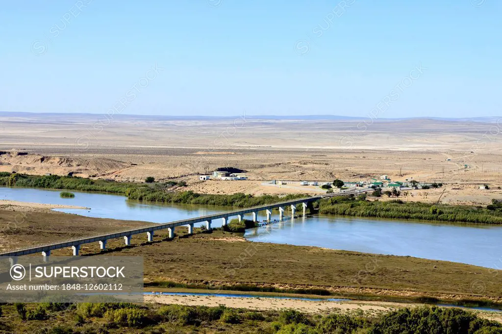 Bridge across the Oranje, the border river between Namibia and South Africa, Oranjemund, Namibia