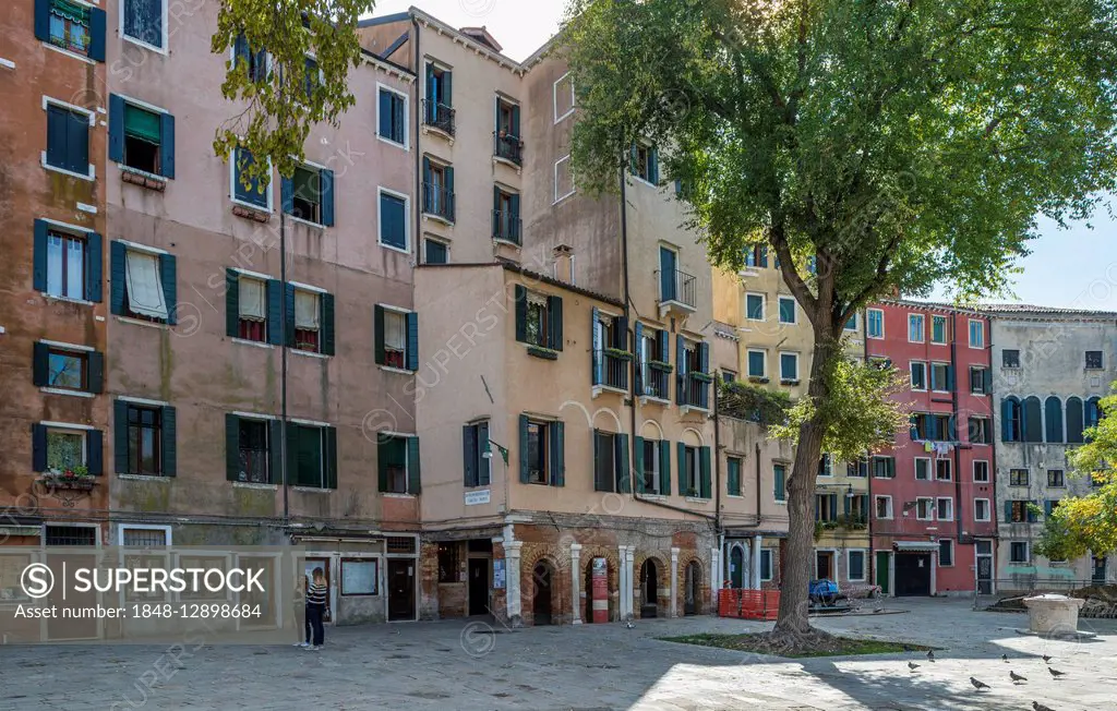 Campo Ghetto Nuovo, tall houses, due to lack of space, Jewish ghetto from the 16th century, Cannaregio, Venice, Veneto, Italy
