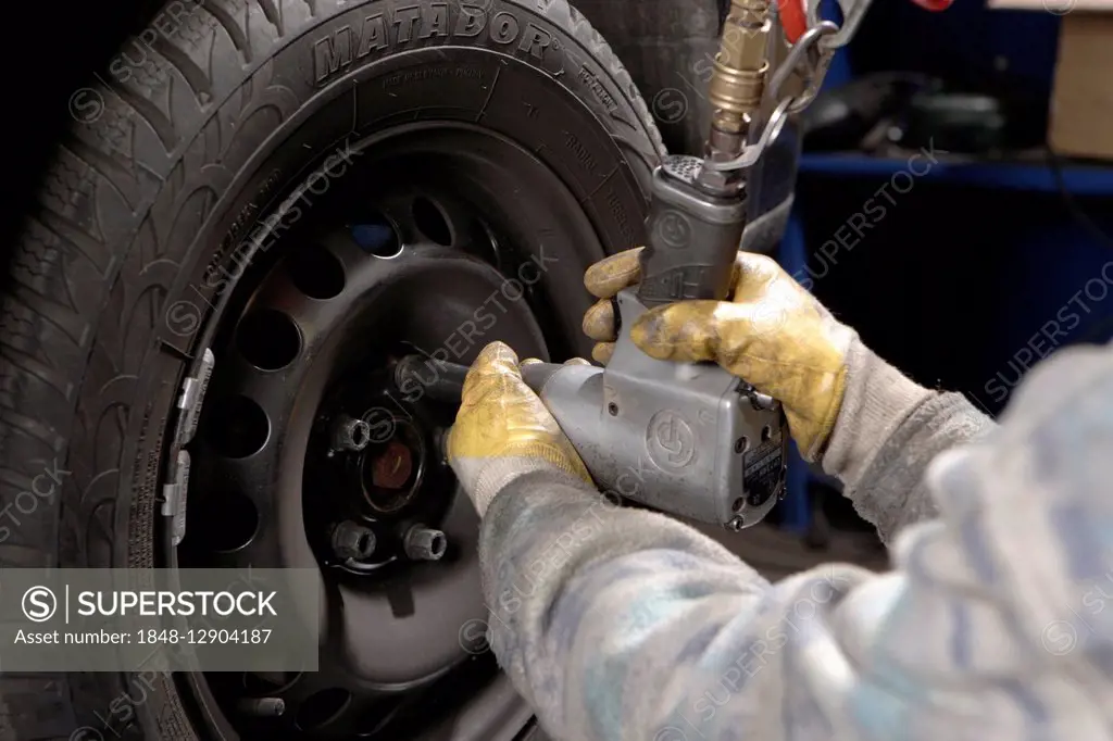 Changing car tires in the workshop, summer tires, winter tires, Germany