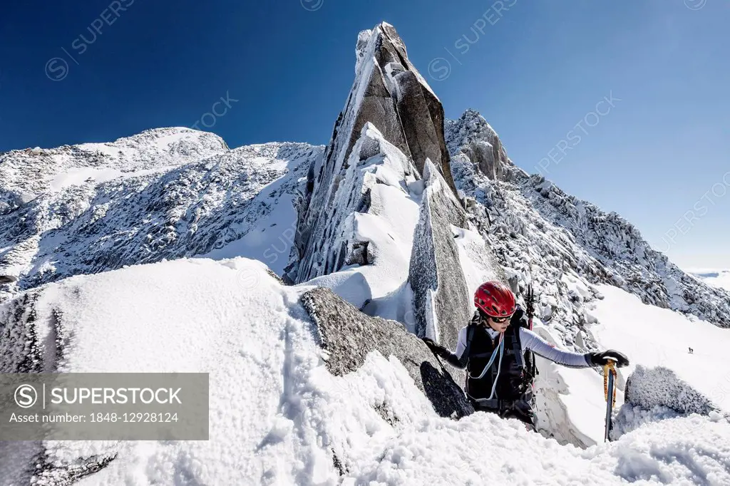 Mountaineer in the Trippachscharte, behind the Löffler, Zillertal Alps, Valle Aurina, Puster Valley, Alps, South Tyrol Province, Trentino-Alto Adige, ...