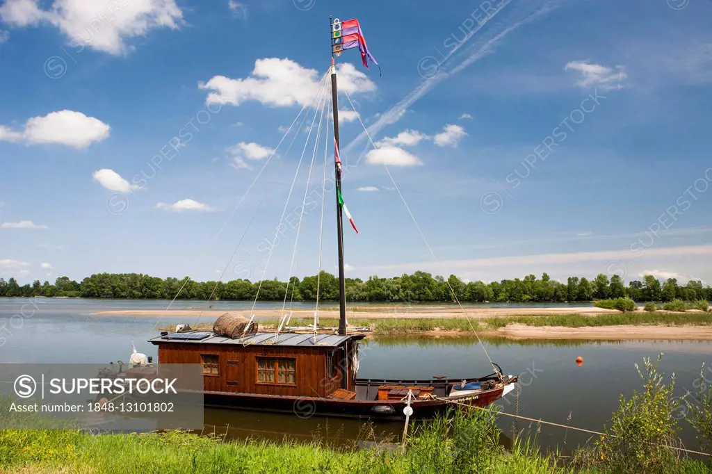 Traditional wooden boat on the Loire, Le Thoureil, Departement Maine-et-Loire, France