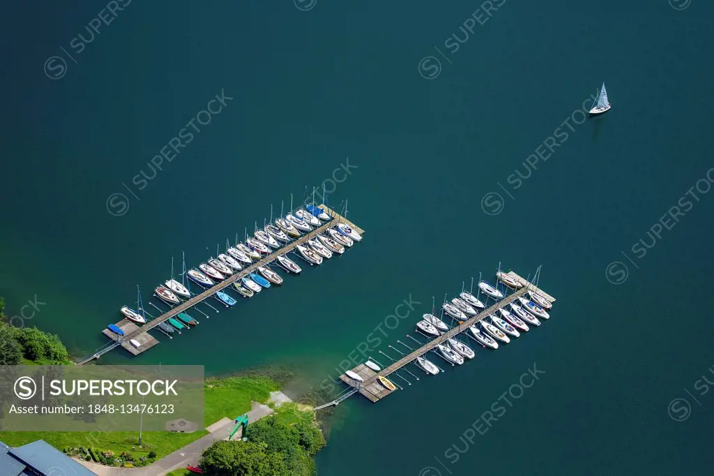 Aerial view of sailboats on Lake Hennesee, seascape, Meschede, Sauerland, North Rhine-Westphalia, Germany
