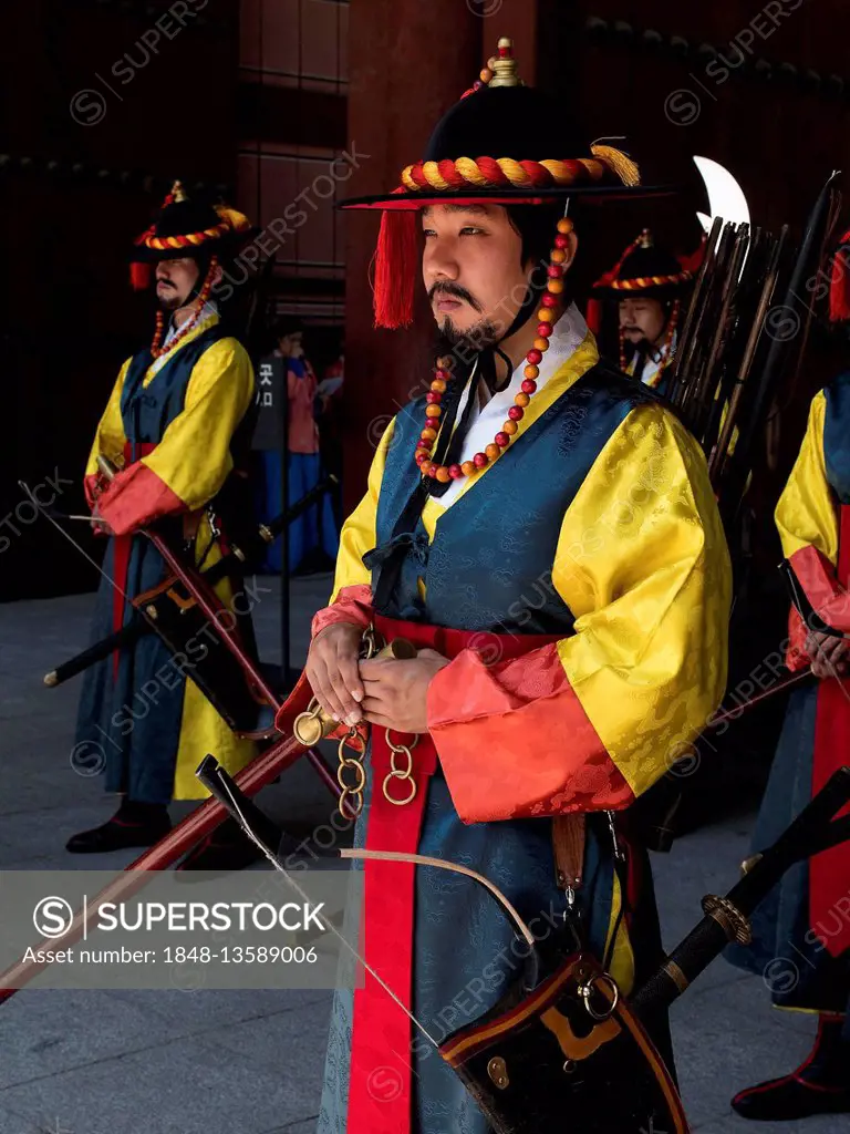 Changing of the guard, traditional uniforms, Daehanmun Gate, Deoksugung Palace, Seoul, South Korea