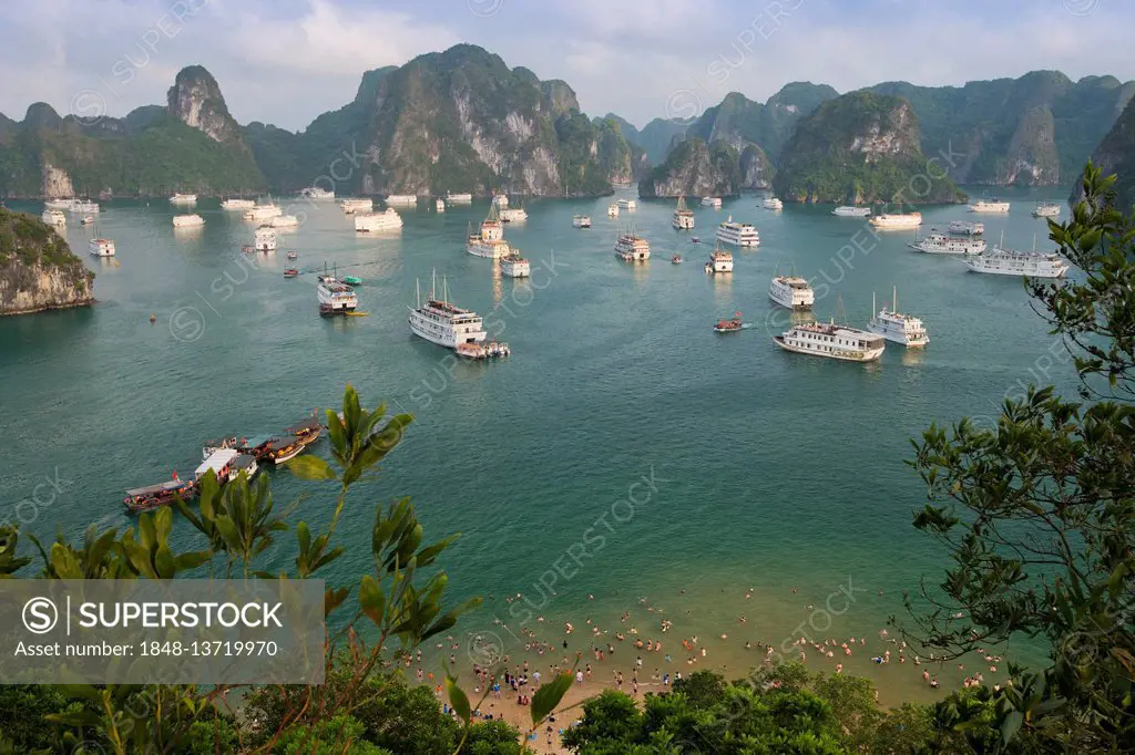 Halong Bay with boats, limestone cliffs, the Gulf of Tonkin, Halong, North Vietnam, Vietnam