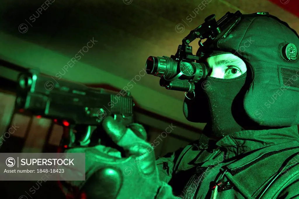 Night vision equipment, low light intensifier, operational exercise of a new SWAT police command unit, North Rhine-Westphalia, Germany, Europe