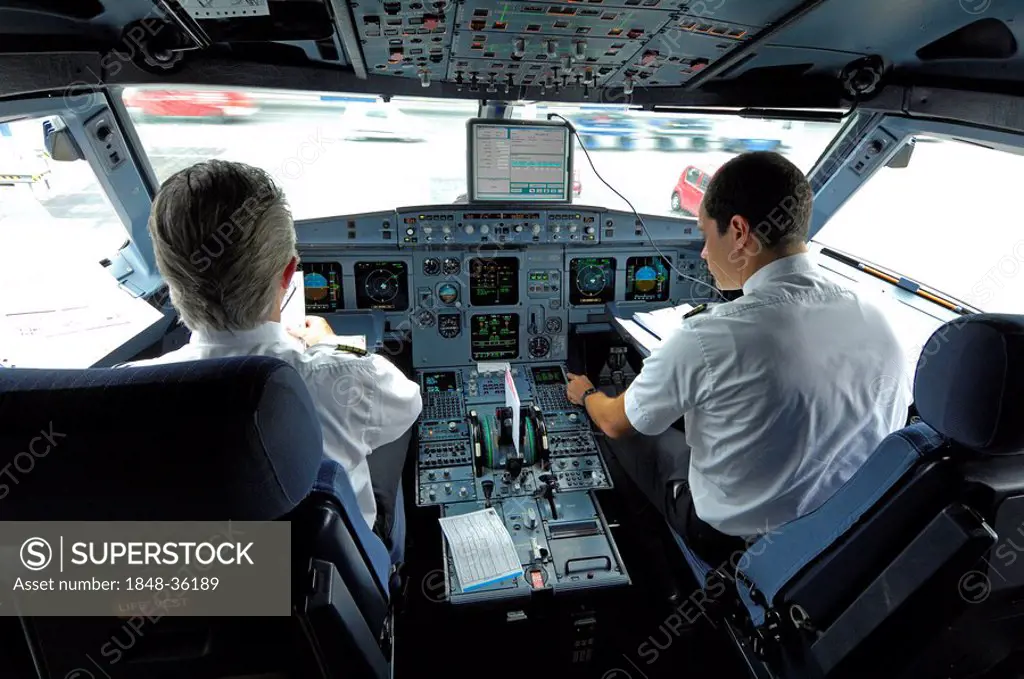 Pilots in the cockpit of an Airbus 321, preparations before takeoff
