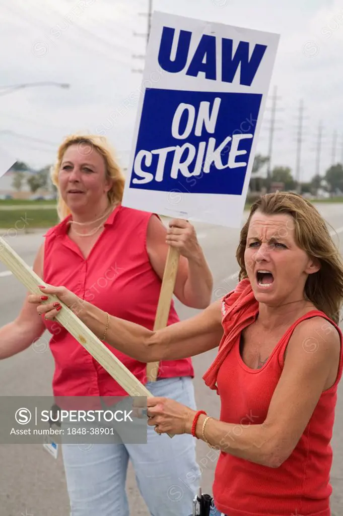 Members of the United Auto Workers picket General Motors' Powertrain plant on the second day of their nationwide strike against the auto maker, Warren...