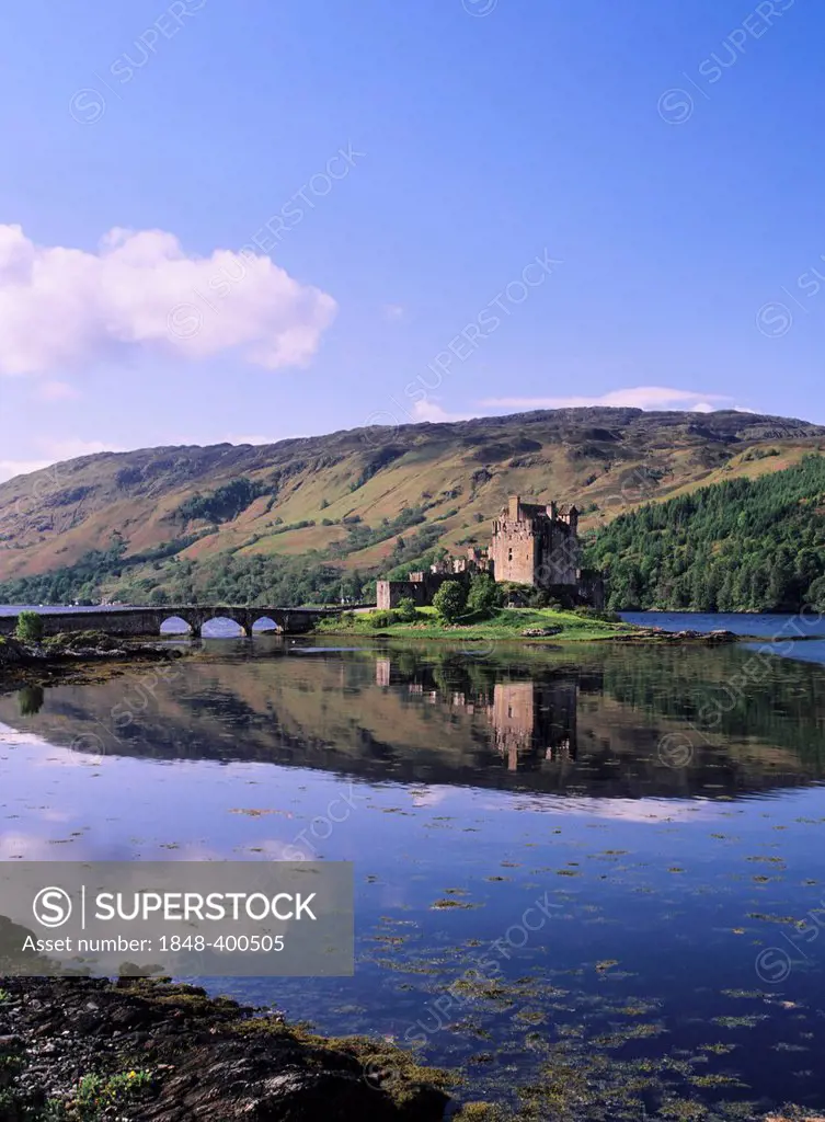 Eilean Donan Castle near Dornie, Western Ross, Loch Alsh, Highlands, Scotland, United Kingdom, Europe