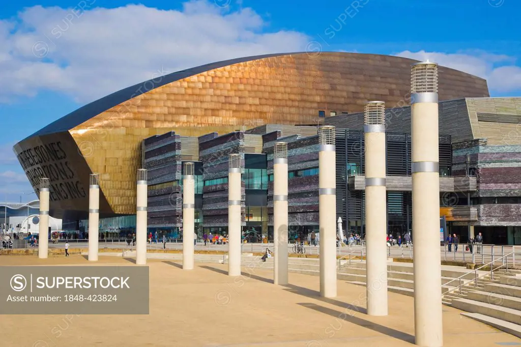 Roald Dahl Plass, public plaza, with Wales Millennium Centre, Canolfan Mileniwm Cymru, Cardiff Bay, Cardiff, Caerdydd, Wales, United Kingdom, Europe