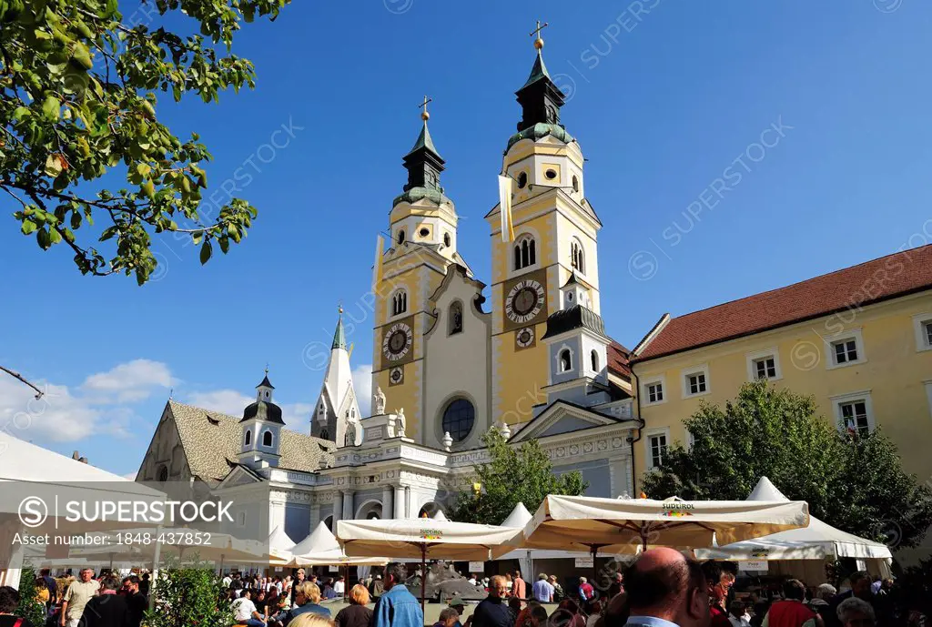 Cathedral of Bressanone and bread and strudel market on the Piazza del Duomo square, Trentino, South Tyrol, Italy, Europe