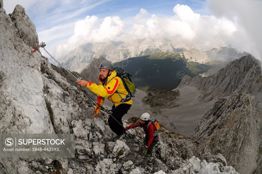 Climbers, Innsbrucker Klettersteig via ferrata, Karwendelgebirge mountains, Innsbruck, Tyrol, Austria, Europe
