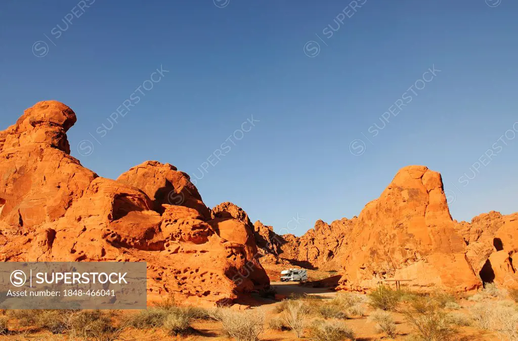 Seven Sisters rocks, Camper, Valley of Fire, Nevada, USA