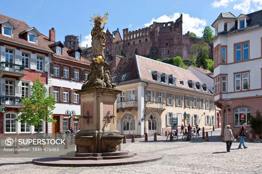 Kornmarkt square with the Virgin Mary fountain, Heidelberg Castle and Graimberghaus building at back, Heidelberg, Rhine-Neckar region, Baden-Wuerttemb...