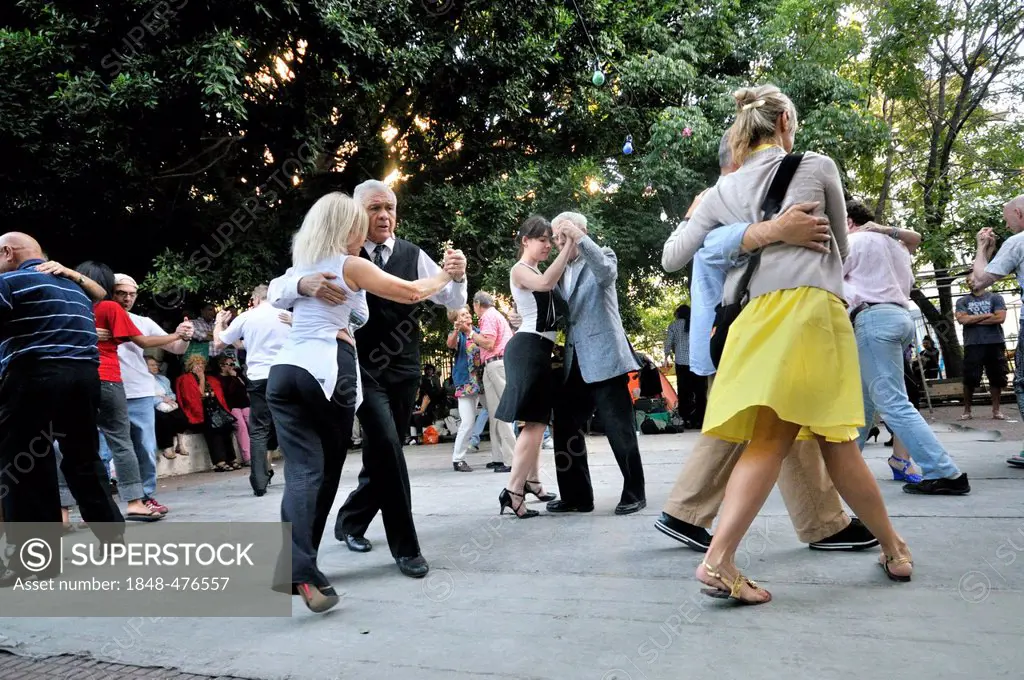 Dancing couples at a Milonga, tango event on the Plaza Dorrego square in the traditional San Telmo neighbourhood, Buenos Aires, Argentina, South Ameri...