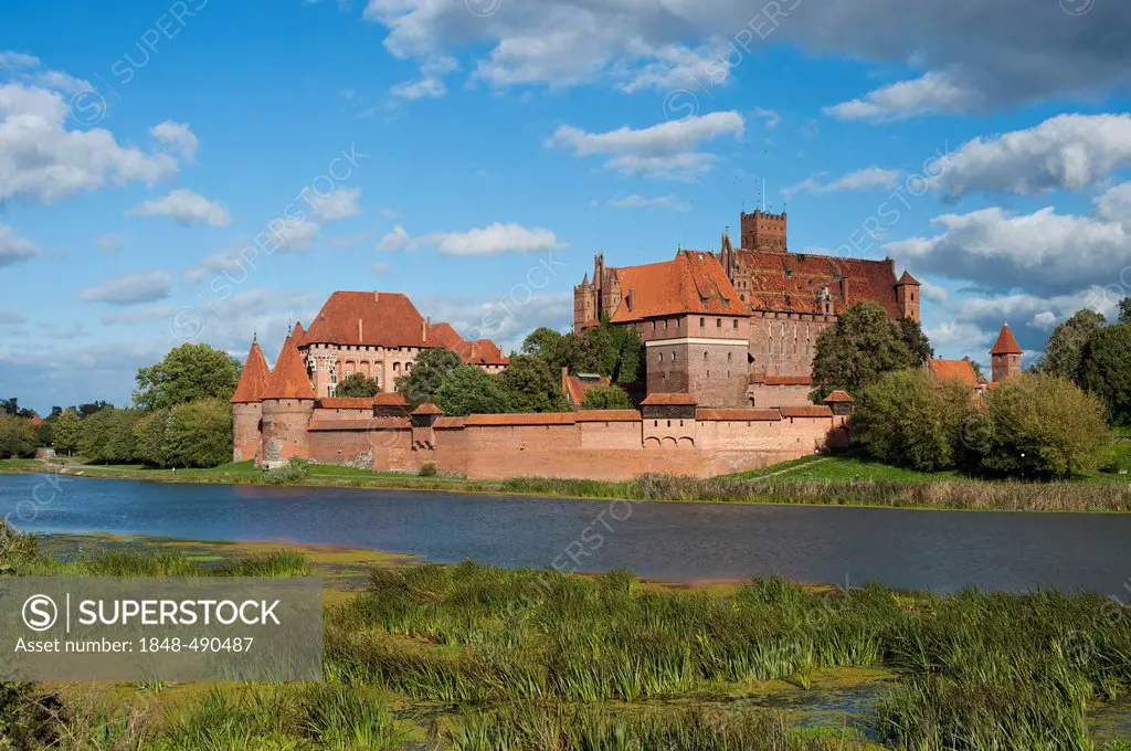 Marienburg Castle on the bank of the river Nogat, Malbork, Pomerania, Poland, Europe