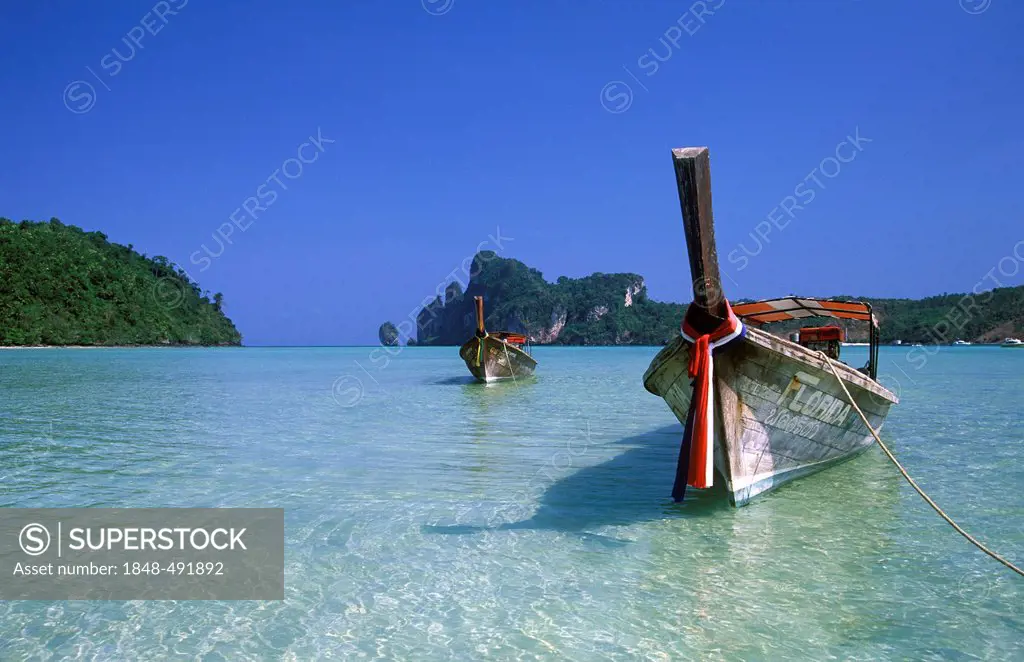Longtail boats, Lo Dalum Bay, Ko Phi Phi island, Phuket, Thailand, Southeast Asia