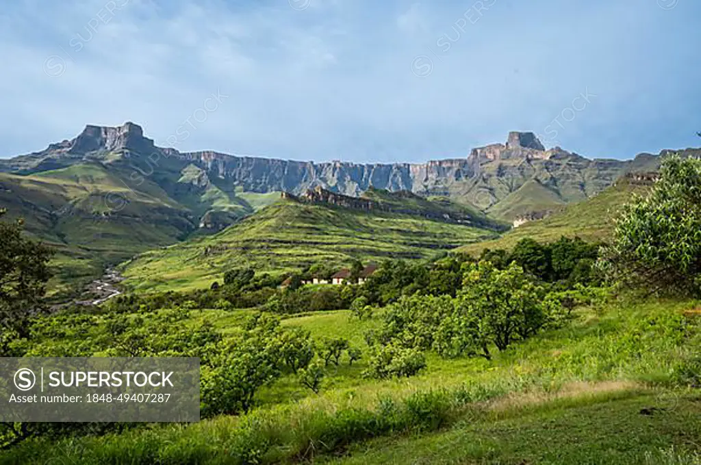 Amphitheatre with Sentinel and Police Mann's Helmet, Royal Natal National Park, Drakensberg South, Kwa Zulu Natal, South Africa, Africa