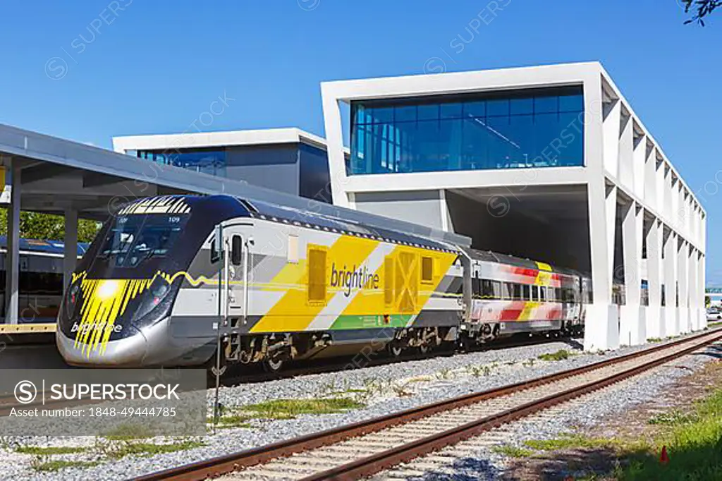 A train of the private railway Brightline Schnellzug Bahn in the station West Palm Beach, USA, North America