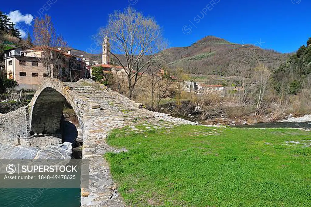 Bridge, Arroscia River, Borghetto d Arroscia, Liguria, Imperia Province, Italy, Europe