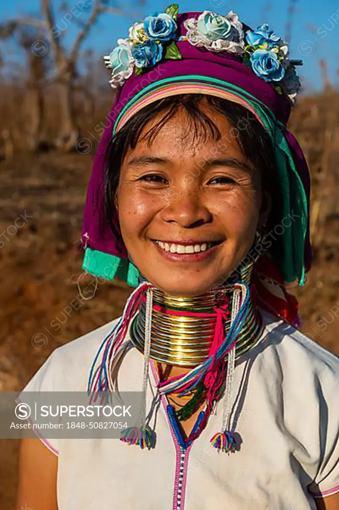 Friendly Padaung woman, Loikaw area, Kayah state, Myanmar, Asia