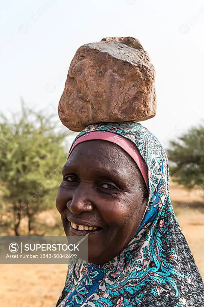 Woman with a stone on her head, Gerewol festival, courtship ritual competition among the Woodaabe Fula people, Niger, Africa