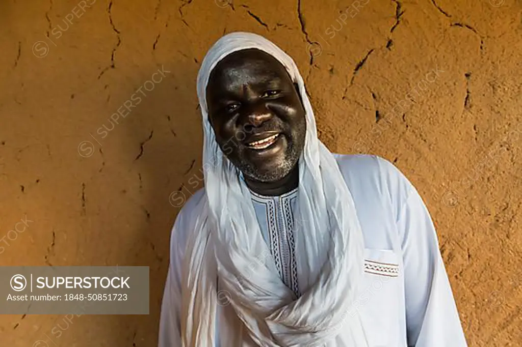 Friendly laughing man with tagelmust, Agadez, Niger, Africa