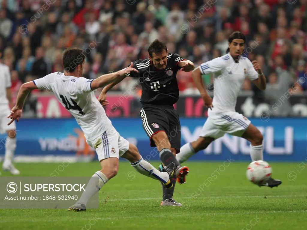 Goal by Miroslav Klose, Xabi Alonso on the left, Sami Khedira on the right, Franz Beckenbauer farewell match, FC Bavaria Munich v. Real Madrid at the ...