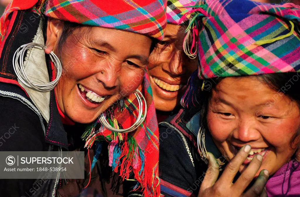 Women from the Black Hmong ethnic minority group at the market of Sapa or Sa Pa, northern Vietnam, Vietnam, Asia