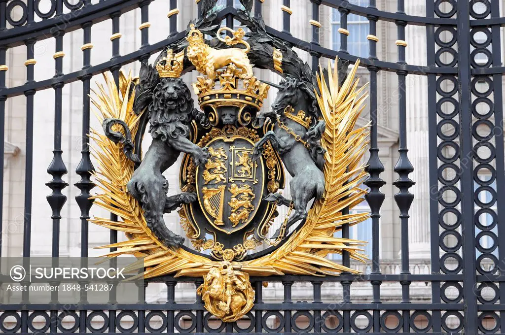 Royal Coat of Arms of England on the gate, Buckingham Palace, London, England, United Kingdom, Europe