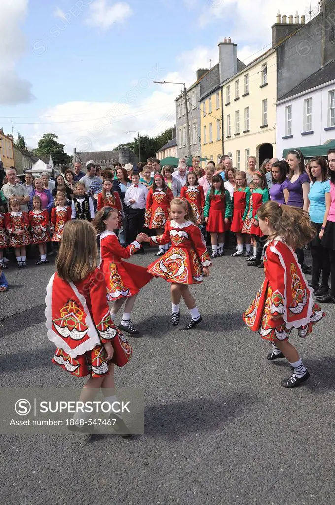 Children in traditional costume with Neo-Celtic motives for an event with Irish dancing at the town fair, Birr, Offaly, Midlands, Republic of Ireland,...