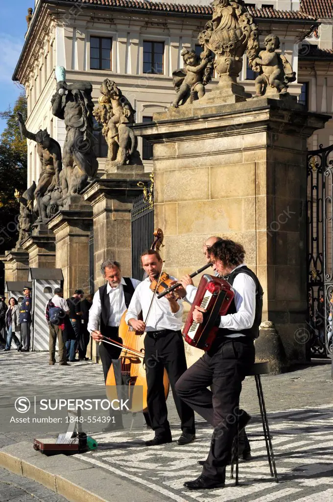 Street musicians at the entrance to the courtyard, Prague Castle, Hradcany, Prague, Bohemia, Czech Republic, Europe