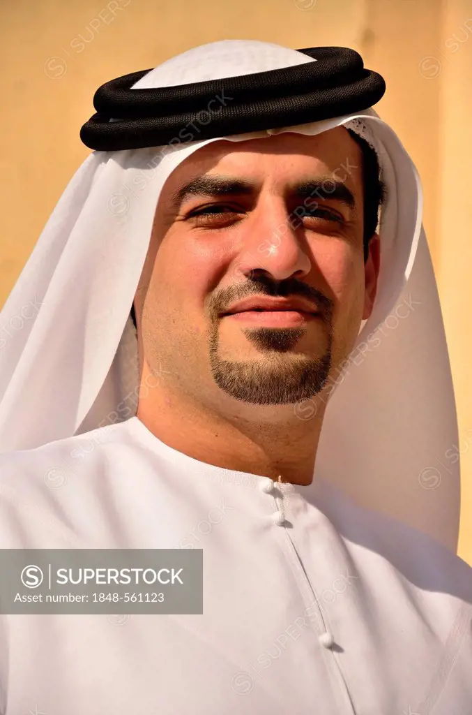 Arabian man wearing a typical dishdasha, white cape, Abu Dhabi, United Arab Emirates, Arabian Peninsula, Asia