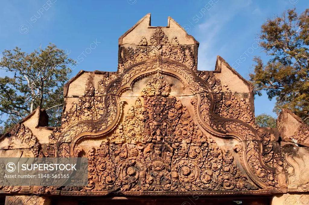 Fine cut stone work of a bas-relief on an archway in Banteay Sreithe Temple, Citadel of Women, Angkor, Cambodia, Southeast Asia, Asia