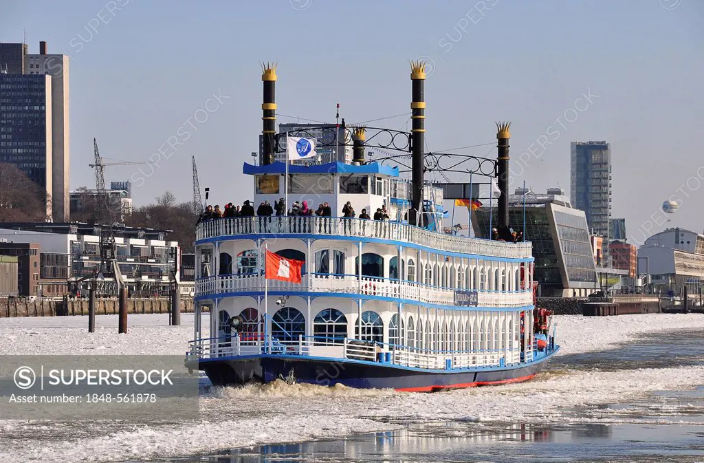 Steamship in the port of Hamburg in the winter, Hamburg, Germany, Europe