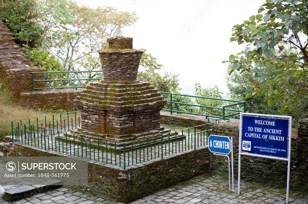 Archaeology, chorten, ruins of the ancient capital of Sikkim, Rabdentse near Pelling, West Sikkim, Himalayas, India, South Asia, Asia