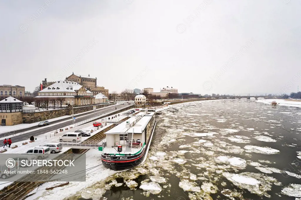 Bank of the Elbe River in the snow, the Elbe is closed to shipping, Dresden, Saxony, Germany, Europe, PublicGround