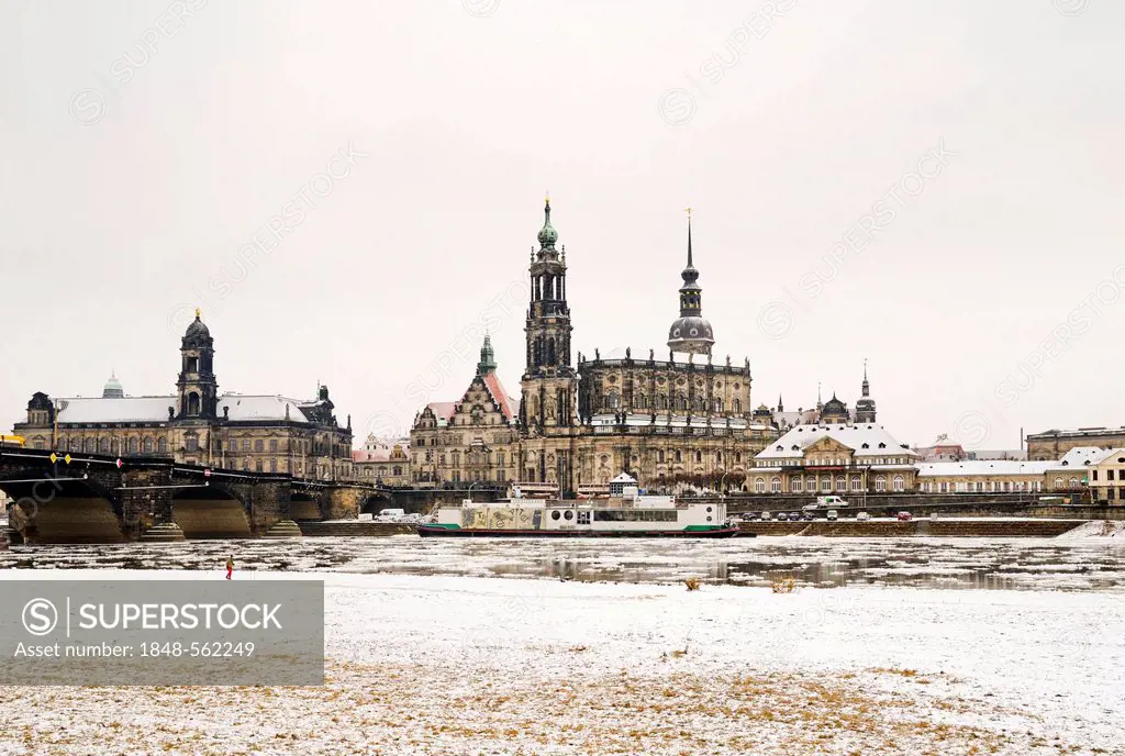 River Elbe in the snow, the Elbe is closed to shipping, Dresden, Saxony, Germany, Europe, PublicGround