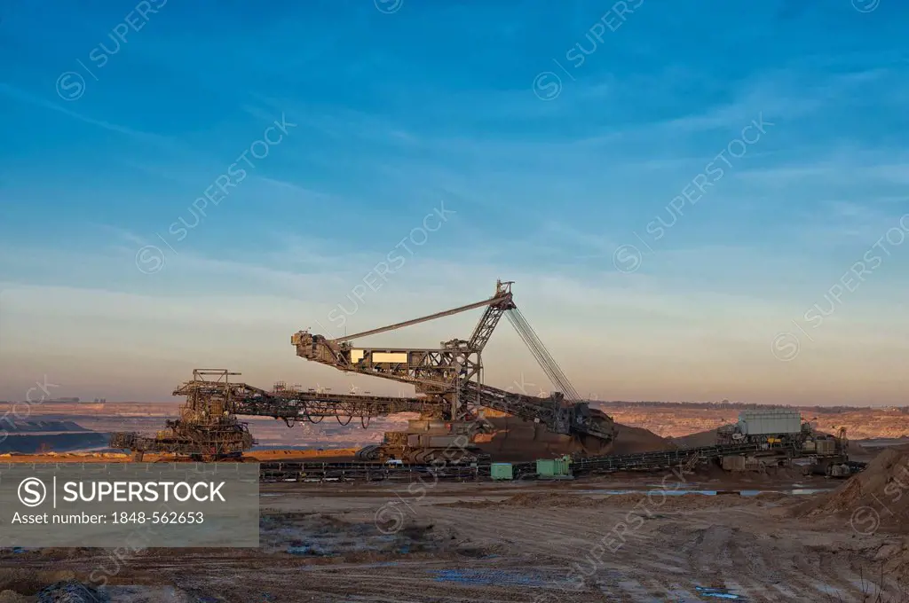 Bucket-wheel excavator at the edge of the Garzweiler pit on a winter morning, Grevenbroich, North Rhine-Westphalia, Germany, Europe, Germany